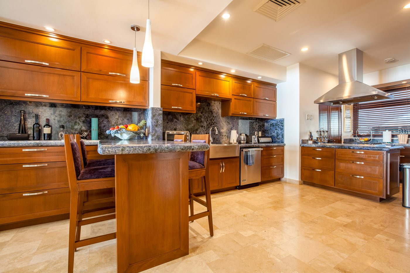 Cocina completa con isla, con la sala al fondo