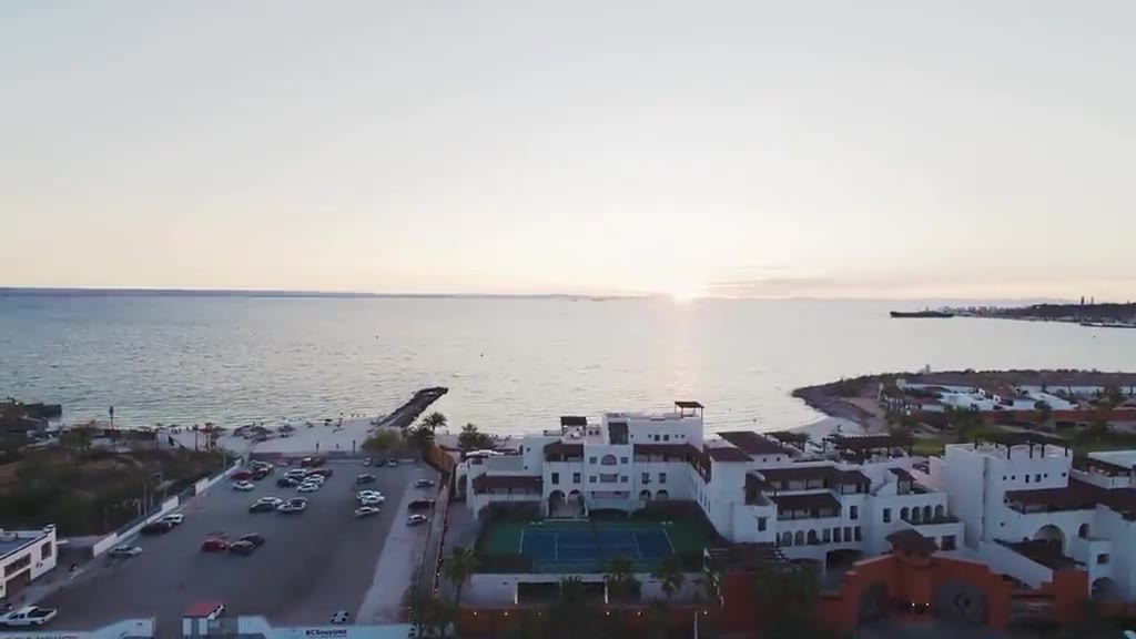 Vista aérea del conjunto y de la bahía de La Paz al atardecer