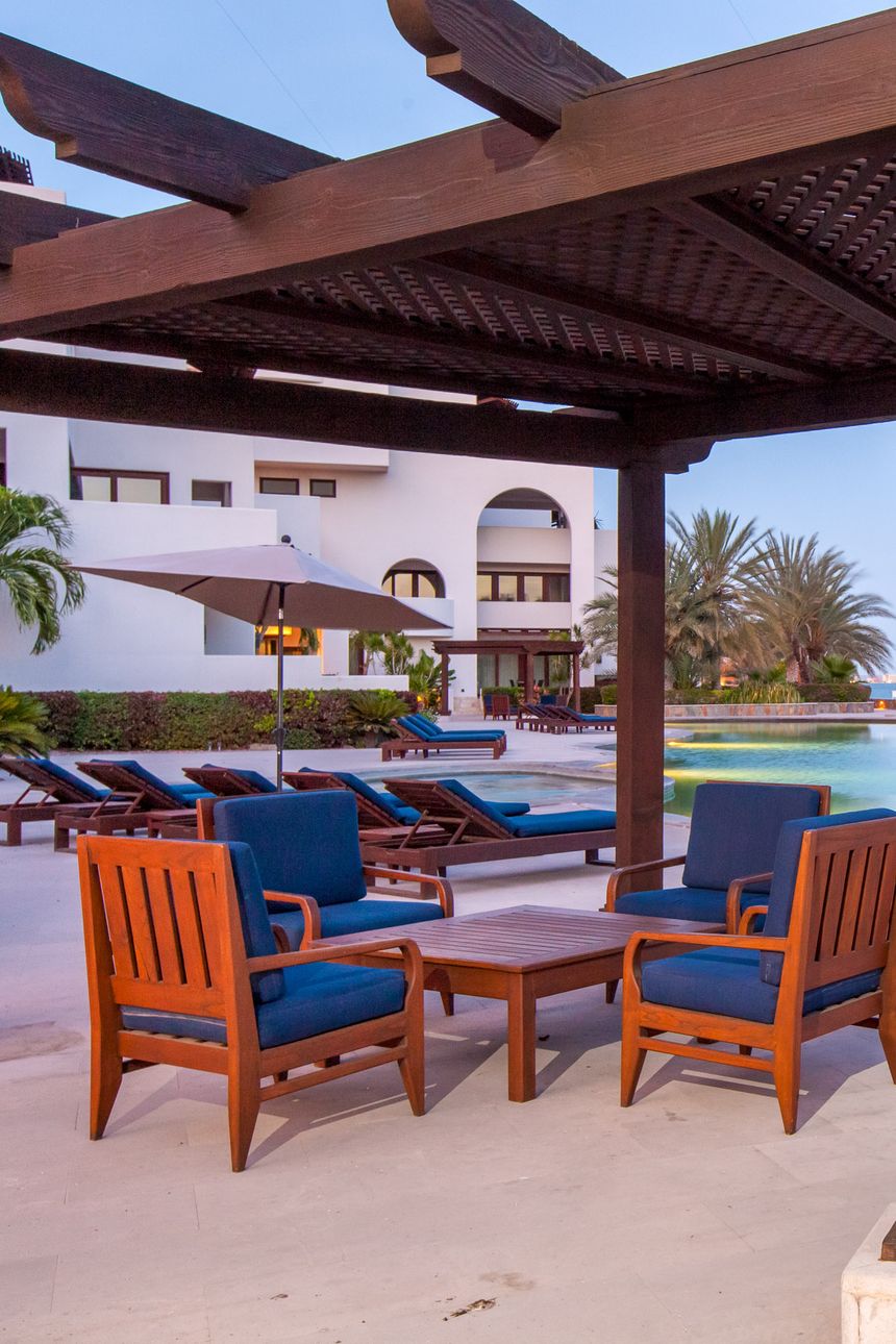 Sala exterior bajo la pérgola