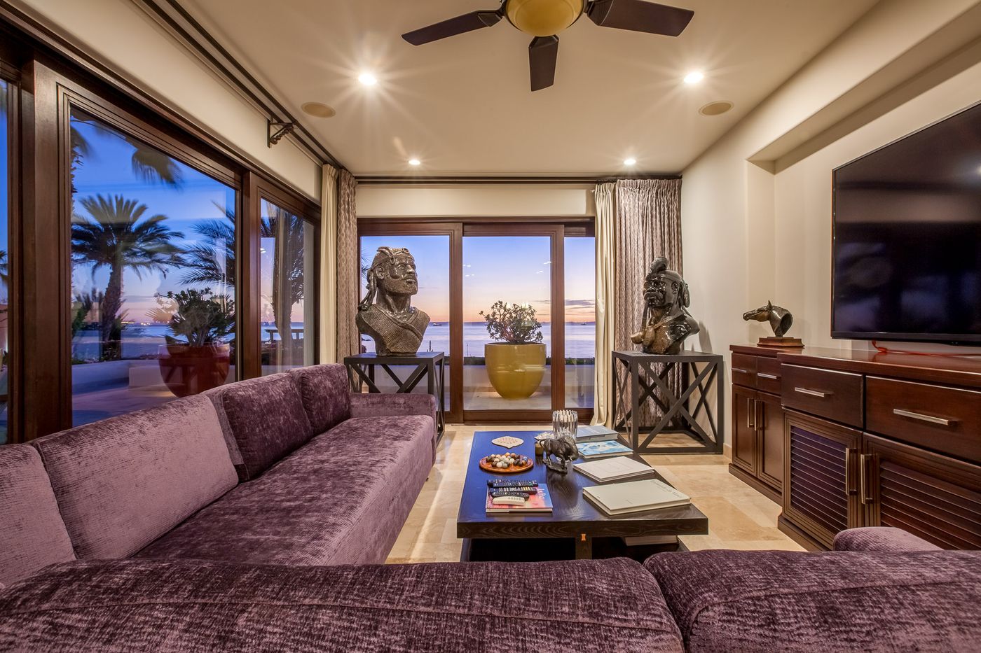 Sala con sofá amplio y vista al mar